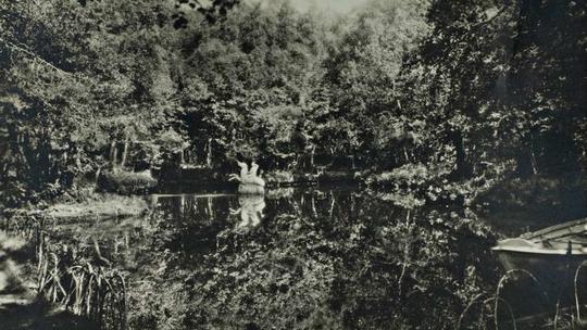 Historisk foto: Fra dam med statue i Retiroparken den gang da. Farger hadde forsterket gjenskinnet fra omkransede trær og irrgrønne blad, et sted for stemning.  FOTO: PRIVAT