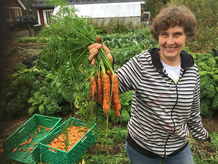 Barbra Nordrum viser fram egendyrkede gulrøtter