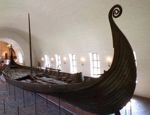 Osebergskipet avbildet i vikingmuseet på Bygdøy. 