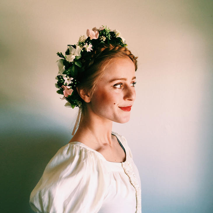Ung kvinne med blomsterkrans på hodet.