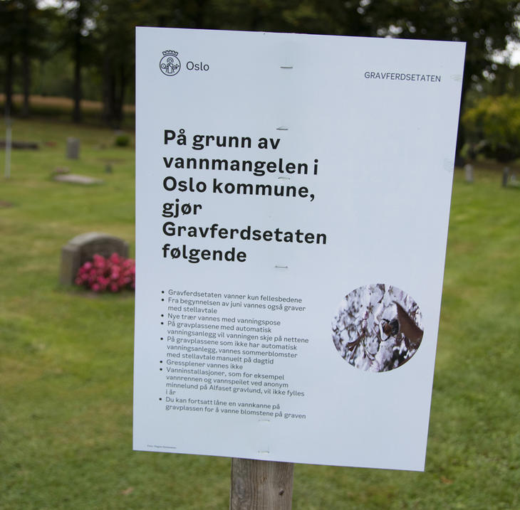 Et skilt som forteller at gravlunden har innført flere tiltak som følge av vannmangelen i Oslo. 