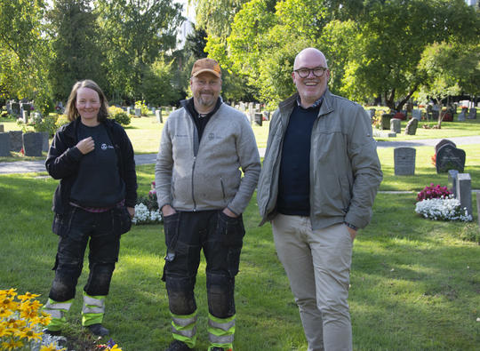 Direktøren i gravferdsetaten sammen med to av fagfolkene på Østre gravlund. 
