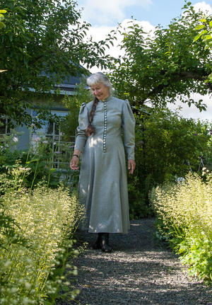 Bilde av Helen Fredholm i hagen sin på Toten