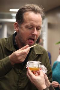 Andreas Viestad smaker på honning.