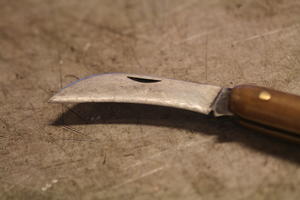 Podekniv med bøyet blad.