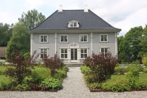 Wergelandshaugen sett fra baksiden, med grusganger opp til huset.